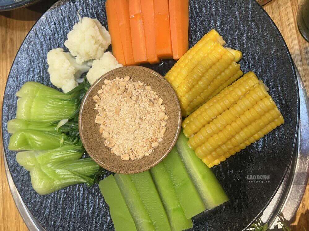 Boiled vegetables and tubers dipped in peanut salt are one of the good choices in a weight loss diet. Photo: Kieu Vu