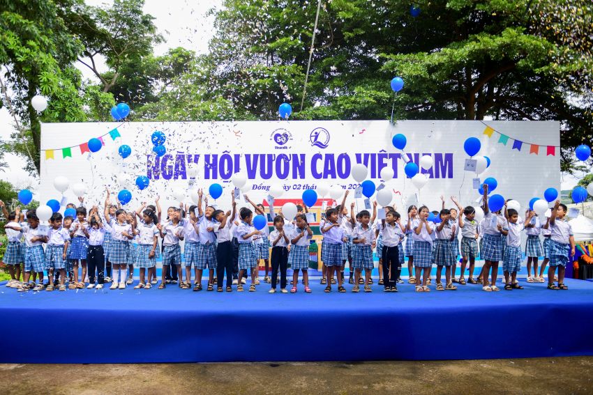 Những trái bóng bay mang theo ước mơ của các em nhỏ cùng bay cao, như lời gửi gắm về một tương lai đầy hy vọng và khát vọng vươn xa. Ảnh: Hải An.