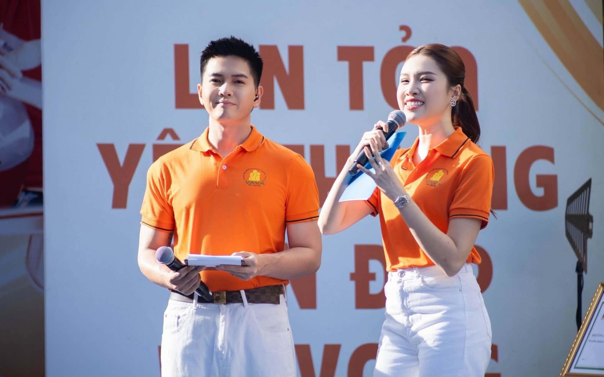 MC Tan Nga and Thanh Thanh Huyen. Photo: Organizing Committee.