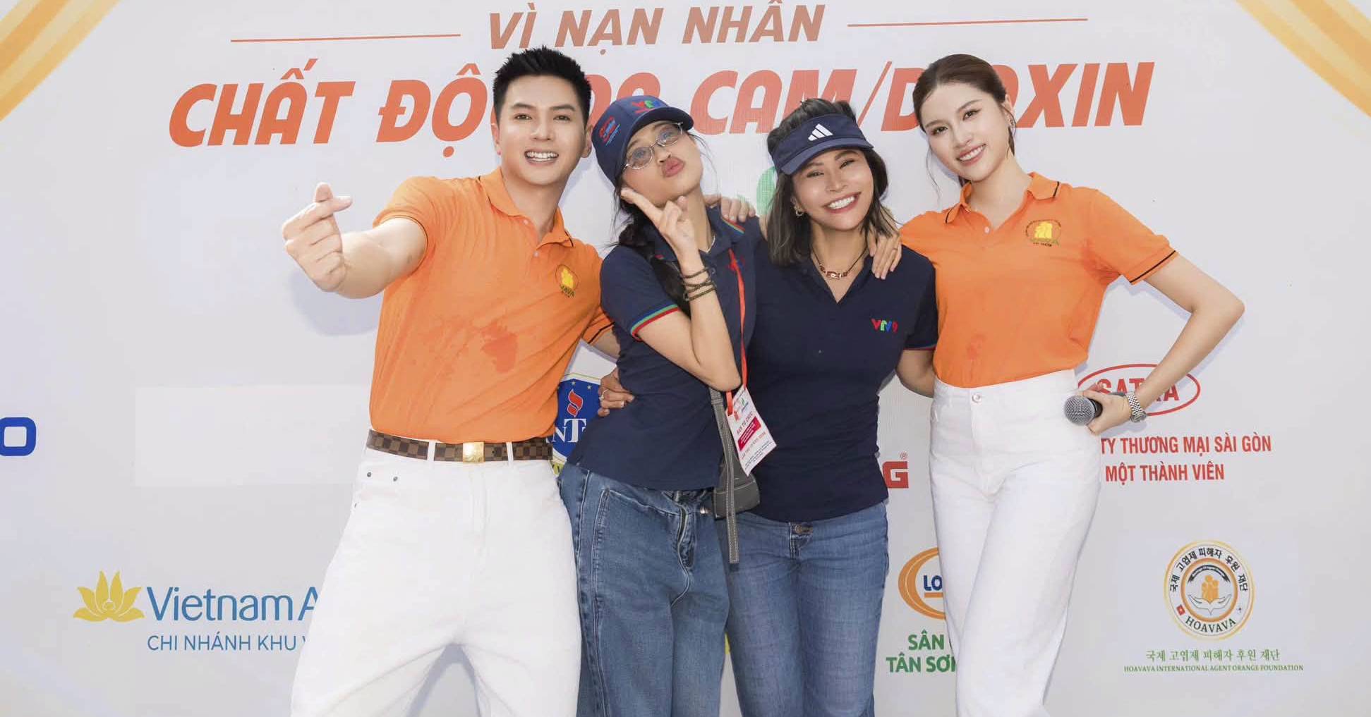 MC Tấn Ngà đồng hành cùng Thanh Thanh Huyền. Ảnh: Ban tổ chức.