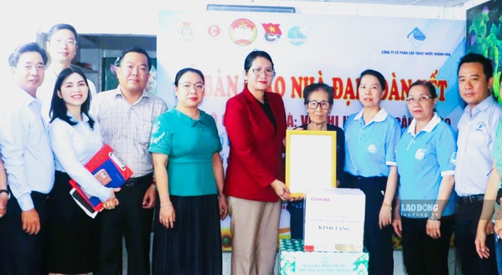 Leaders of the Vietnam Fatherland Front Committee of Tay Nha Trang ward and sponsoring units present the decision to hand over the Great Solidarity house to Ms. Vo Thi Hoa's family. Photo: Phuong Linh