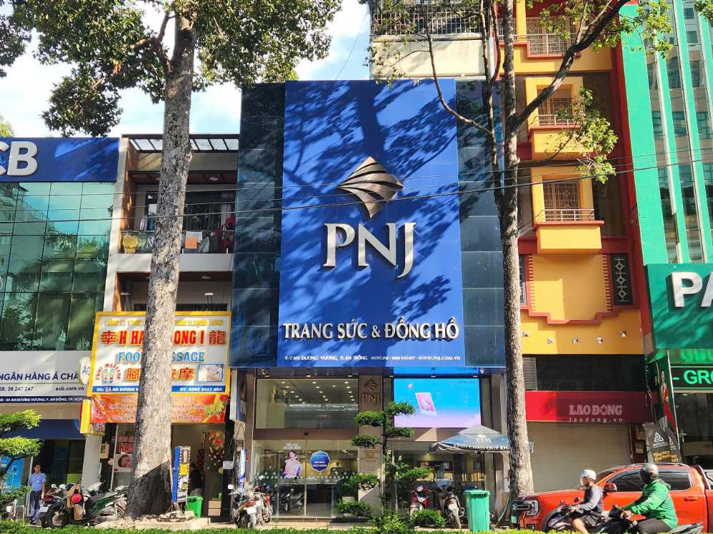 Cửa hàng PNJ (05-07 An Dương Vương, phường An Đông, TPHCM), nơi nhiều khách hàng tìm đến để bán lại trang sức kim cương trong những ngày qua. Ảnh: Hà Nam