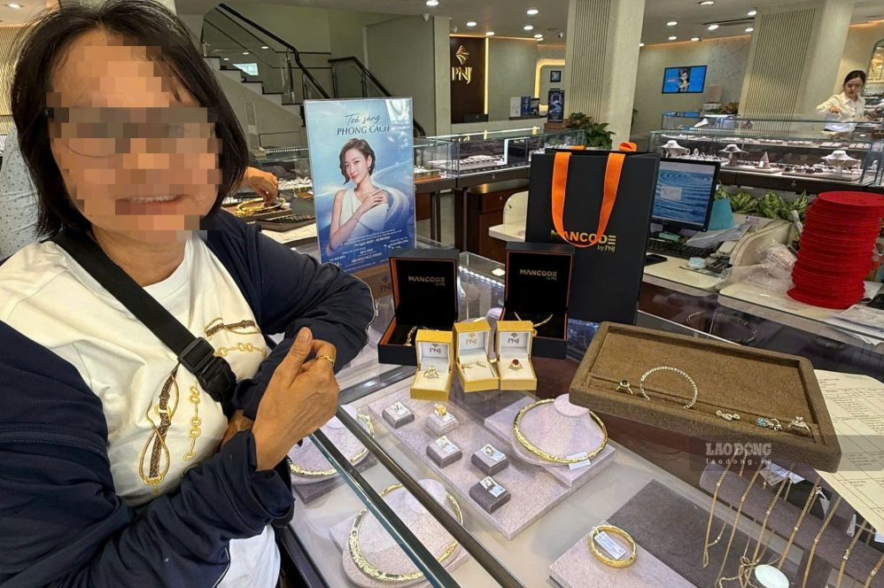 Dù muốn đổi kim cương sang vàng nhẫn để giữ giá tốt hơn, bà Bạch Thị Vân đành “ngậm ngùi” chốt đổi lấy vàng trang sức. Ảnh: Hà Nam