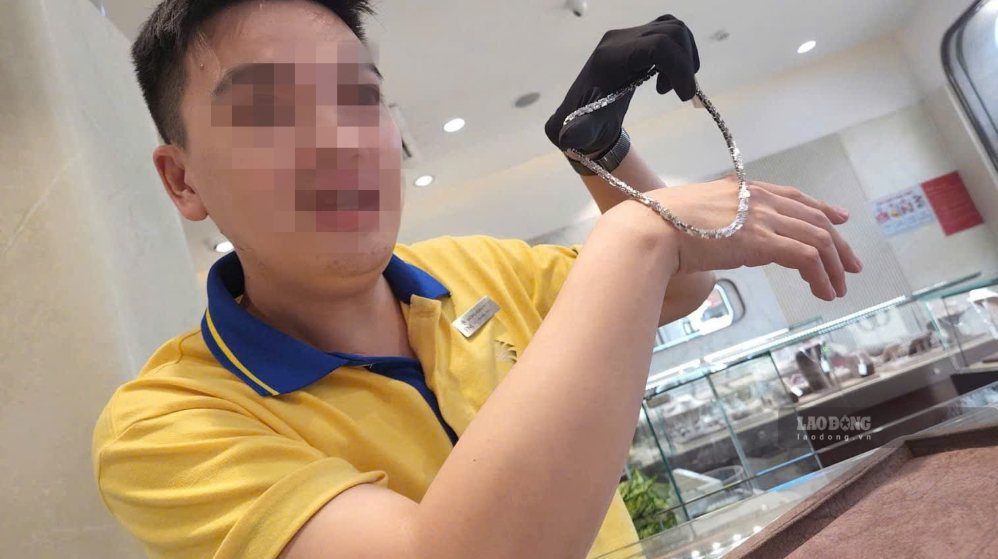 Nhân viên tại cửa hàng PNJ (255A-255B Hậu Giang, phường Bình Tây, TPHCM) đang tư vấn khách hàng đổi kim cương lấy dây chuyền trang sức Ý (vàng 7,5 tuổi). Ảnh: Hà Nam