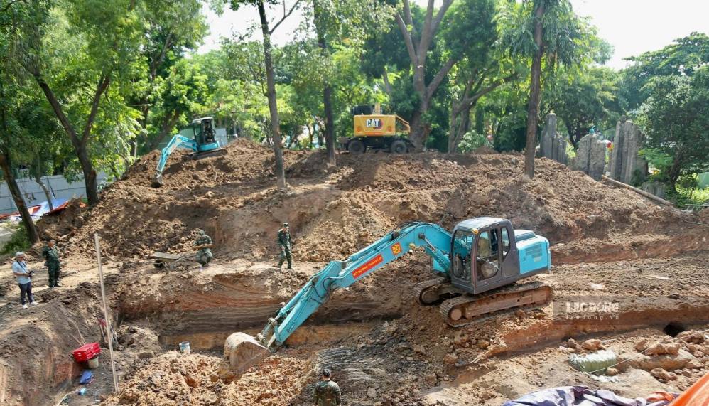 Functional forces mobilized excavators and dump trucks to continuously unload more than 200m3 of hill soil in Zone B to expand the search area. Photo: Anh Tu
