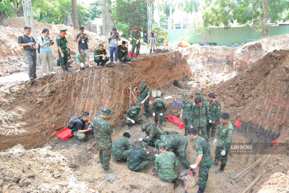 Đội làm nhiệm vụ cẩn trọng sàng lọc từng lớp đất, quy tập thêm 15 bộ hài cốt liệt sĩ trong ngày 4.8. Ảnh. Anh Tú