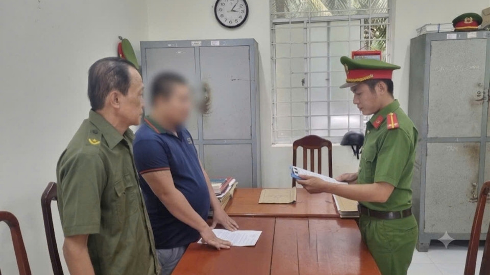 Cơ quan Công an tống đạt quyết định khởi tố bị can đối với Lê Hoàng A để điều tra hành vi sử dụng trái phép chất ma túy. Ảnh: Công TTĐT Công an Vĩnh Long