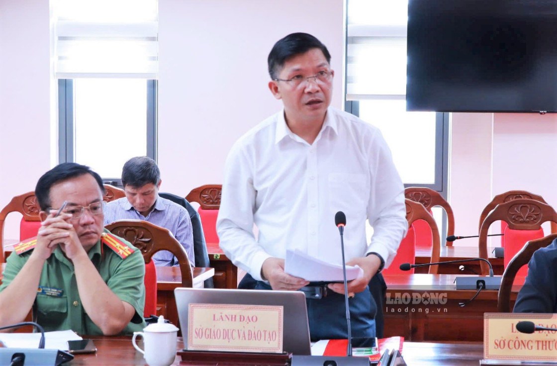 Mr. Luong Van Ha - Deputy Director of the Department of Education and Training of Lam Dong province informed that after the arrangement, 1,811 management officials and staff of the education sector will be reduced. Photo: Phuc Khanh