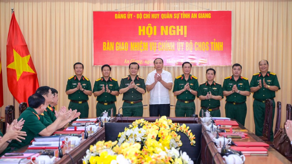 Heads of the Military Region Command, the Political Department, the Provincial Party Committee and leaders of the Provincial Military Command congratulate Colonel Nguyen Viet Thang - Standing Deputy Secretary of the Military Party Committee, Political Commissar of the An Giang Provincial Military Command. Photo: Phuong Vu/An Giang Military Command