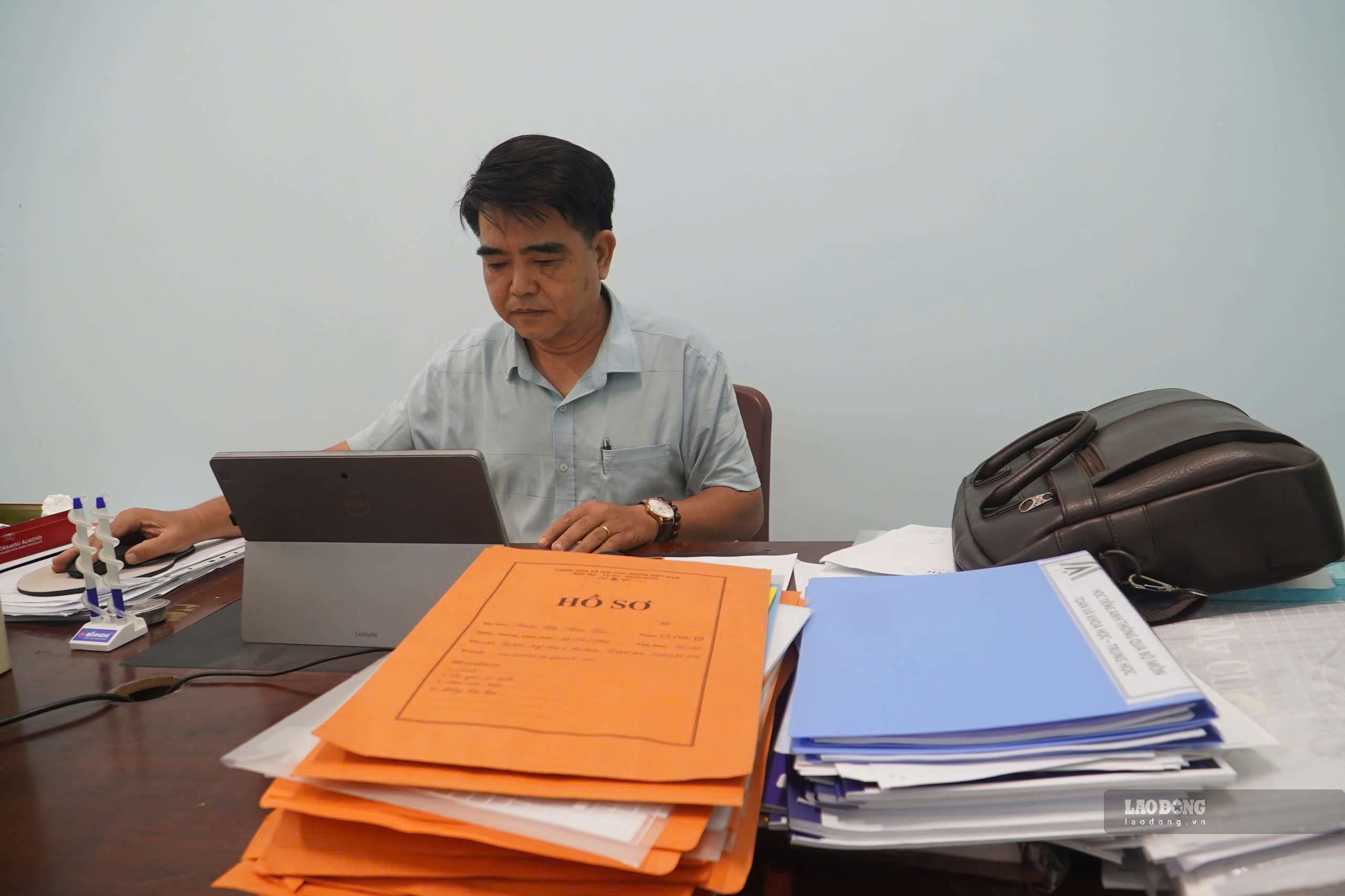 Ông Lương Văn Minh, Hiệu trưởng Trường Tiểu học - THCS - THPT Lê Thị Riêng, rà soát hồ sơ tuyển sinh của học sinh trước thềm năm học mới. Ảnh: Thái Bảo