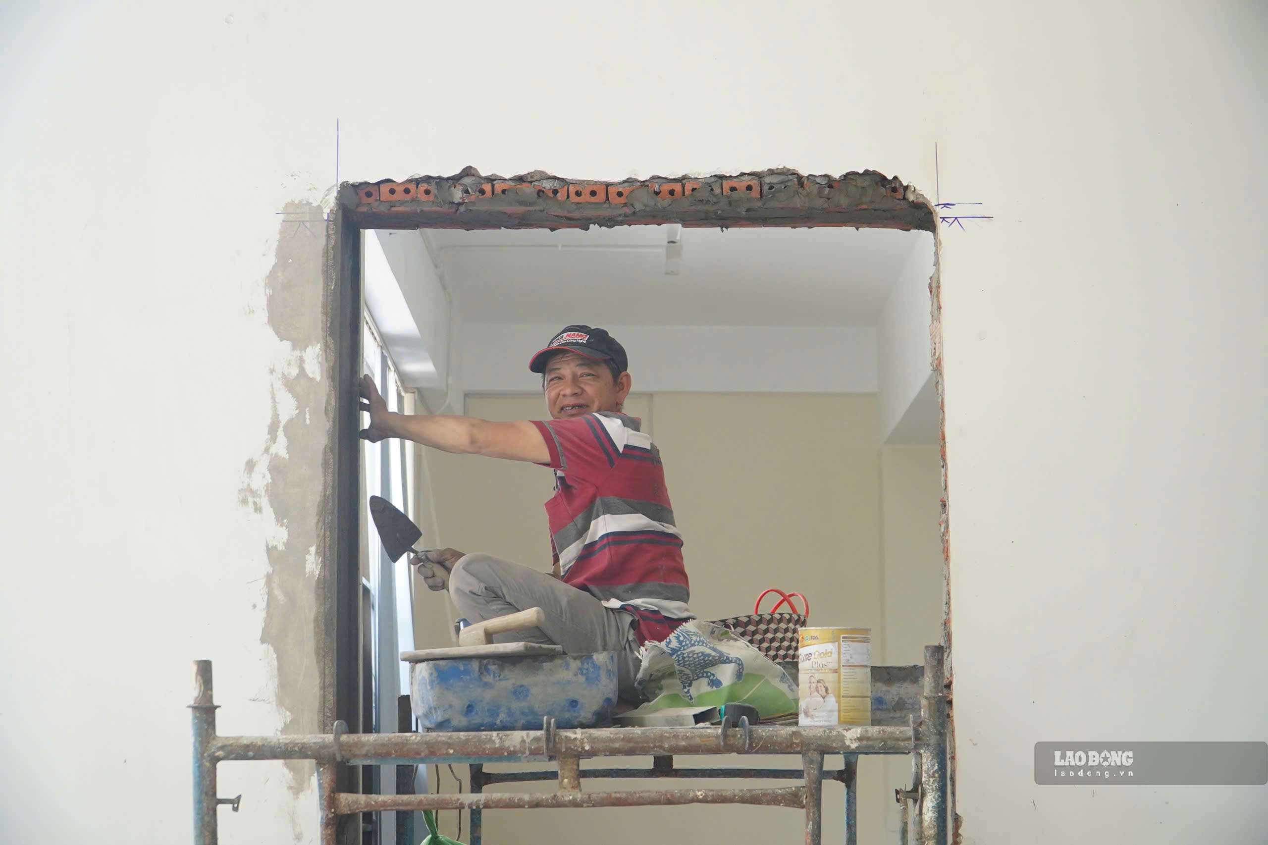Công nhân đang khẩn trương thi công, cải tạo các hạng mục tại Trường Tiểu học - THCS - THPT Lê Thị Riêng để kịp đưa vào sử dụng trong năm học mới. Ảnh: Thái Bảo.