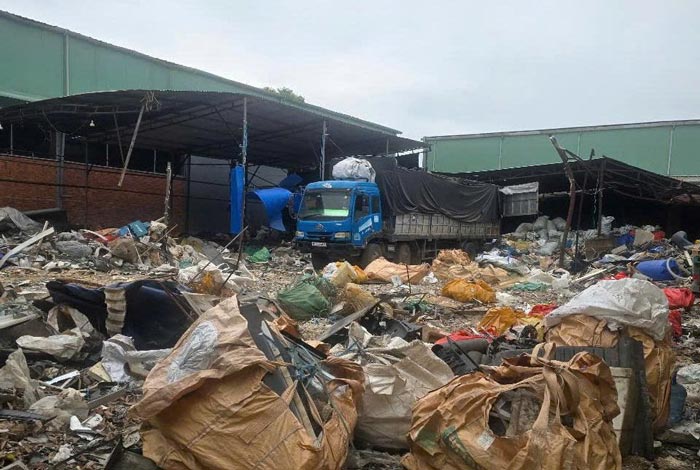 Plastic recycling facility delays after a series of sanctioning decisions in Nui Thanh commune, Da Nang. Photo: Nguyen Hoang