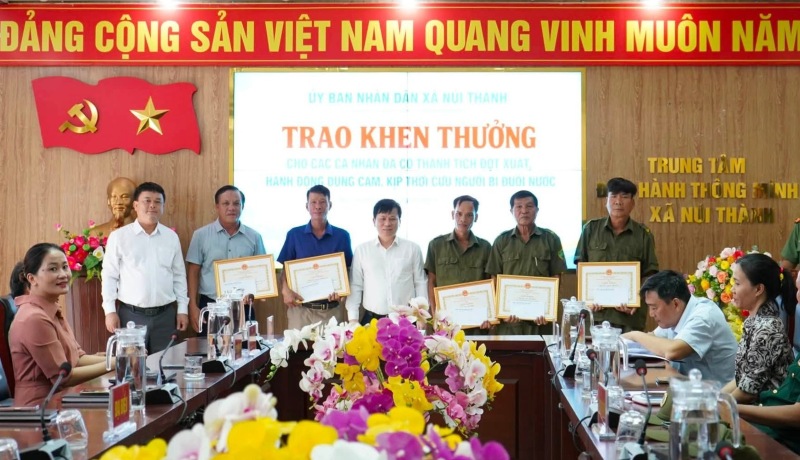La commune de Núi Thành, Đà Nẵng, récompense 5 personnes qui ont nagé en mer pour sauver un garçon noyé. Photo: Comité populaire de la commune de Núi Thành