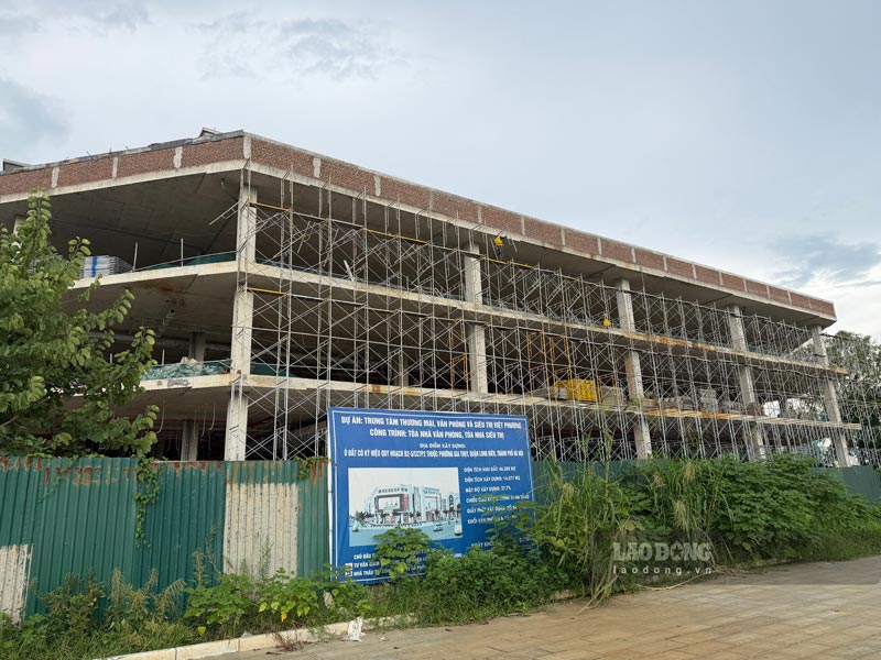 The construction project of Viet Phuong Trade Center, Office and Supermarket has been delayed for many years. Photo: Hoai Anh