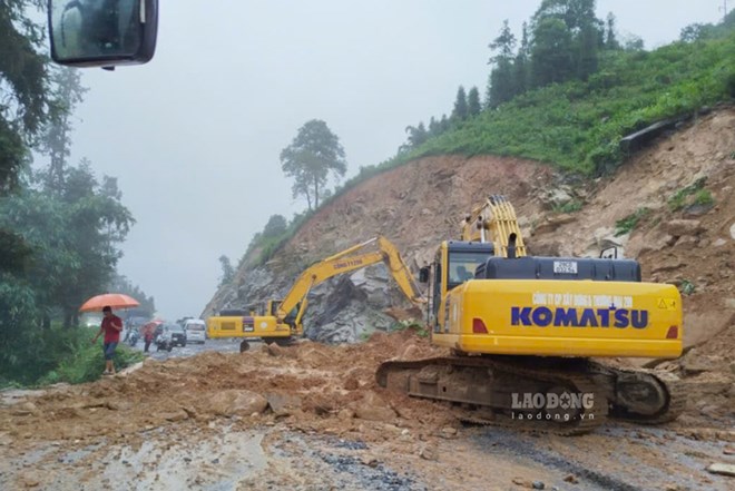 Heavy rain caused landslides of nearly 200m3 of soil and rock on National Highway 4D towards Sa Pa in the early morning of August 4. Photo: Dinh Dai