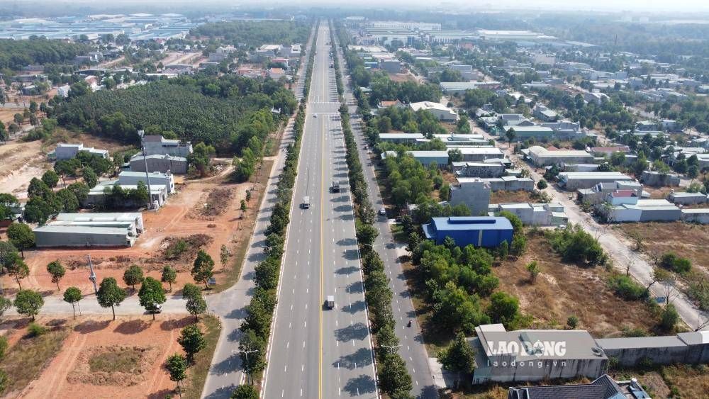 The road section coinciding with the Ho Chi Minh City Ring Road 4 project through Thoi Hoa ward has been invested in construction. Photo: Dinh Trong