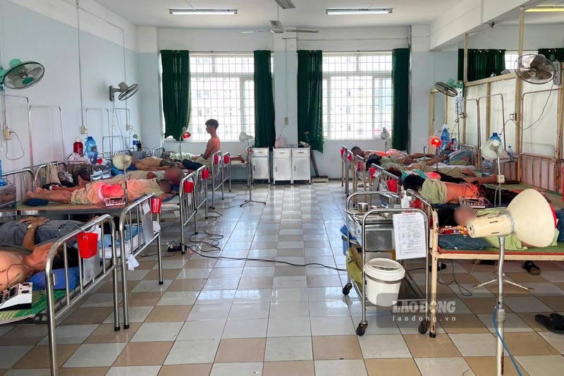 Patients are being treated at the Department of Traditional Medicine, Gia Lai Provincial Central General Hospital. Photo: Hoai Phuong