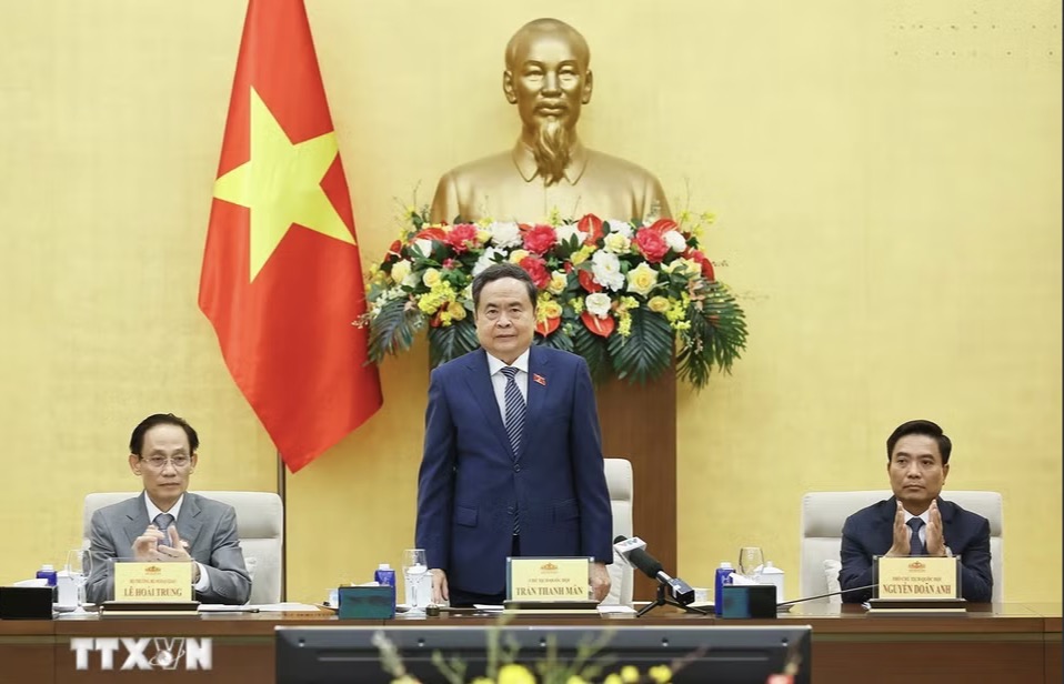 Politburo Member, National Assembly Chairman Tran Thanh Man works with the delegation of leaders of the Ministry of Foreign Affairs and Ambassadors, Heads of Vietnamese representative missions abroad on the occasion of returning home to attend the 33rd Diplomatic Conference. Photo: VNA