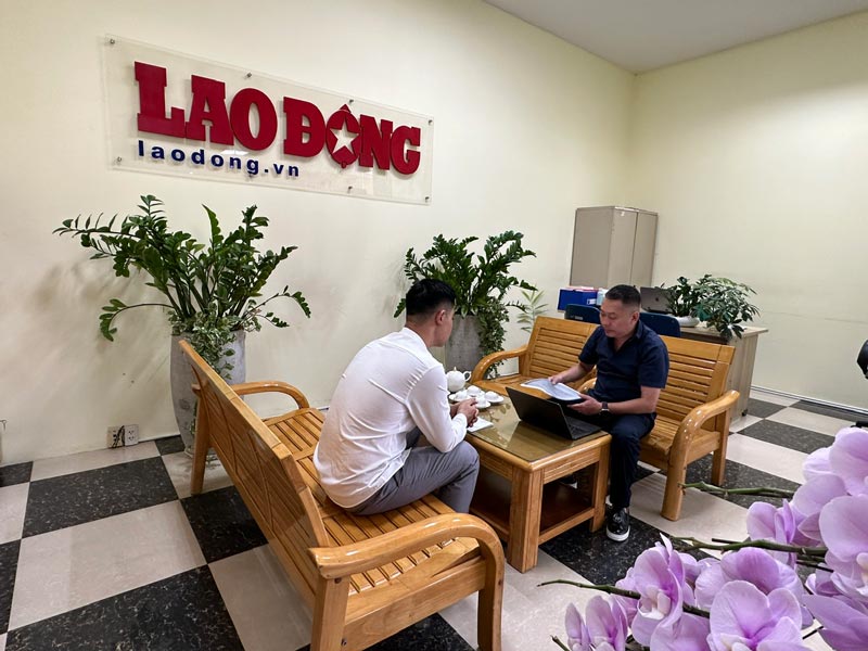 Representatives of workers come to reflect on the disadvantages in their rights to reporters of Lao Dong Newspaper (right). Photo: Gia Minh