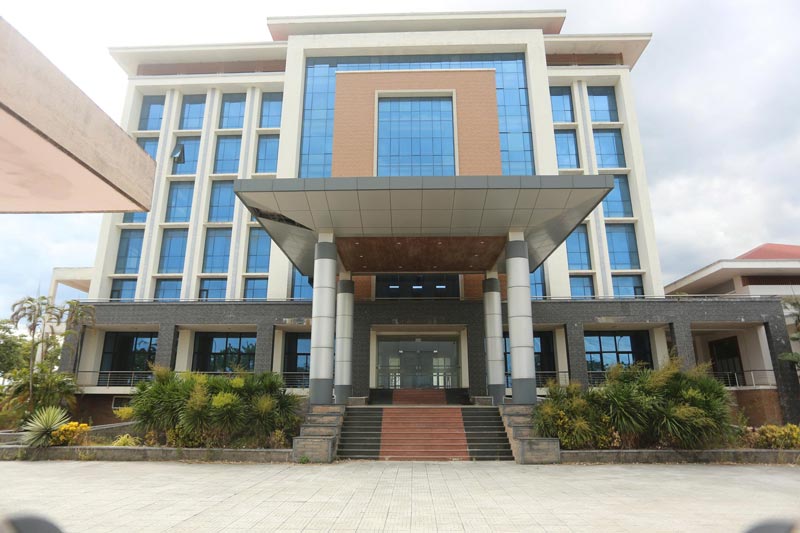 The old headquarters of the Quang Tri Provincial Department of Finance is abandoned and closed for many months now. Photo: Hung Tho