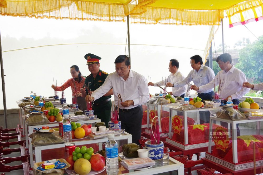 Đoàn công tác UBND tỉnh Quảng Trị dâng hương, dâng hoa tưởng niệm các anh hùng liệt sĩ tại Đền thờ Liệt sĩ Trung đoàn 88, Sư đoàn 308 ở khu vực Câu Nhi, xã Nam Hải Lăng. Ảnh: Xuân Diện