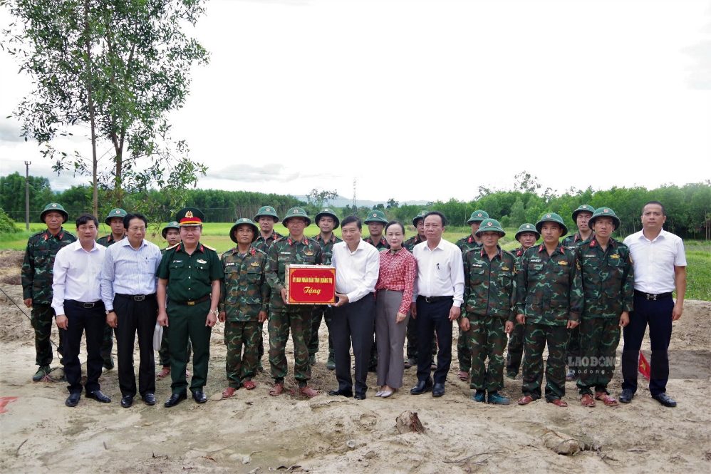 Đoàn công tác UBND tỉnh Quảng Trị kiểm tra, thăm, động viên các lực lượng đang thực hiện nhiệm vụ tìm kiếm, quy tập hài cốt liệt sĩ tại khu vực Câu Nhi, xã Nam Hải Lăng, tỉnh Quảng Trị. Ảnh: Xuân Diện