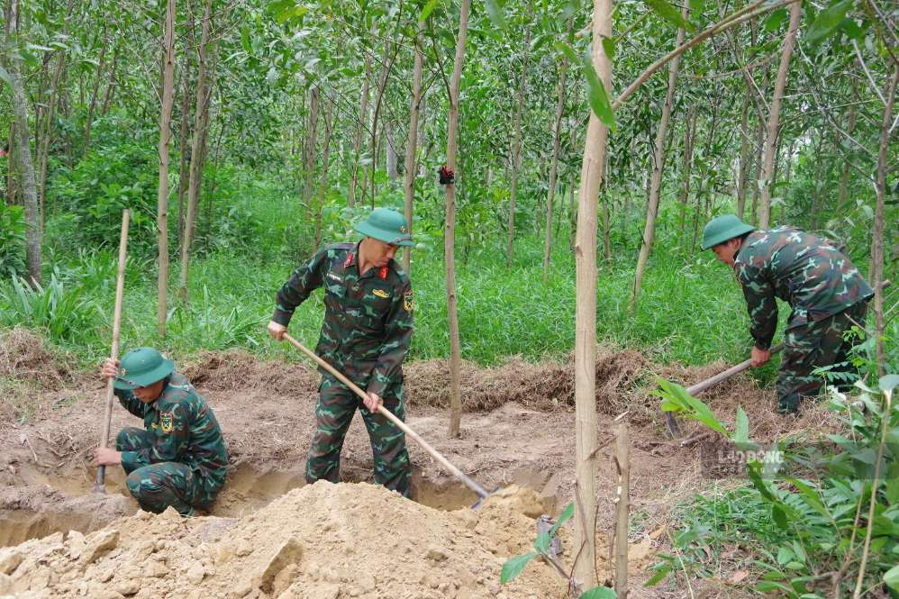 Military forces searching for martyrs' remains in the Cau Nhi area. Photo: Xuan Dien