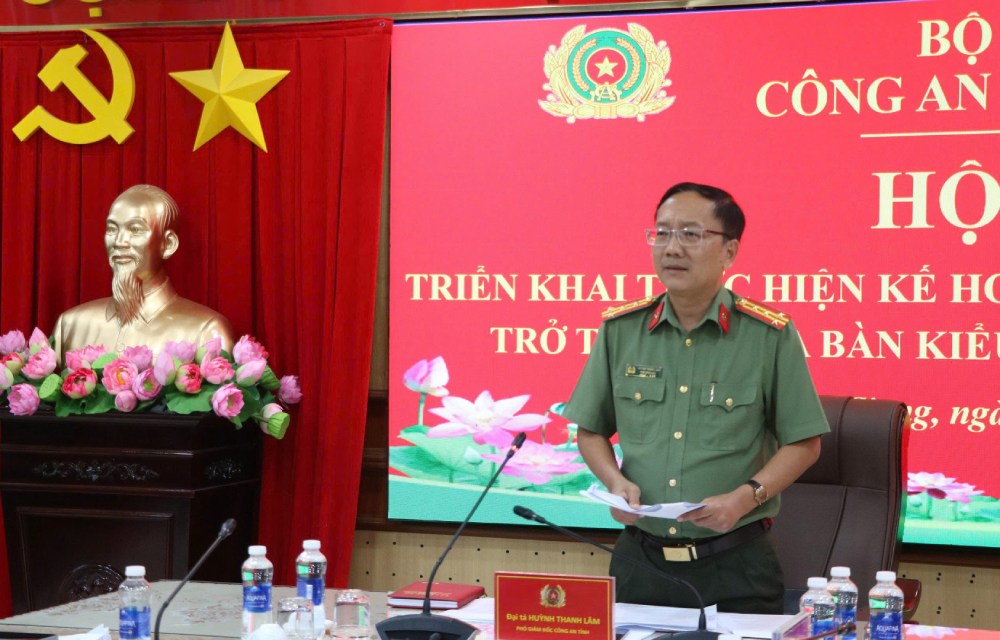 Đại tá Huỳnh Thanh Lâm, Phó Giám đốc Công an tỉnh An Giang phát biểu. Ảnh: 