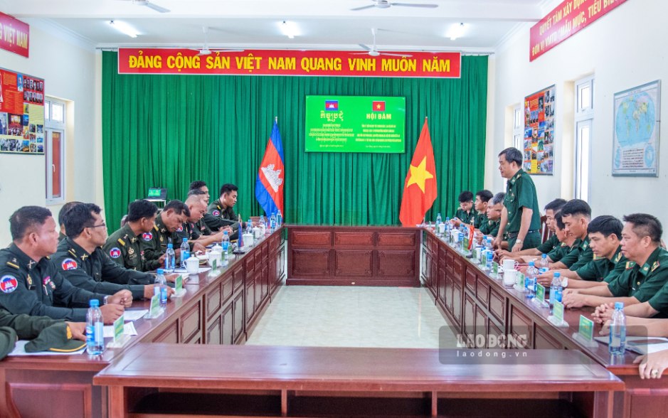 Hai đoàn trao đổi, đánh giá kết quả phối hợp quản lý, bảo vệ biên giới và thống nhất phương hướng hợp tác trong thời gian tới. Ảnh: Văn Hoàn 