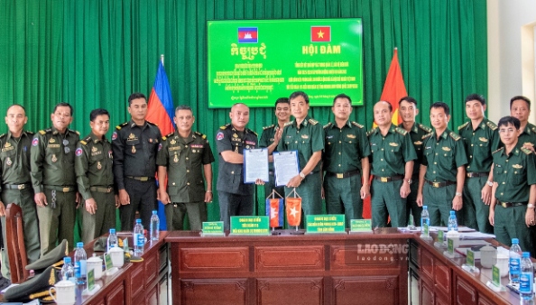 会談で国境警備協力覚書に署名する両国国境警備隊の代表者。写真:ヴァン・ホアン