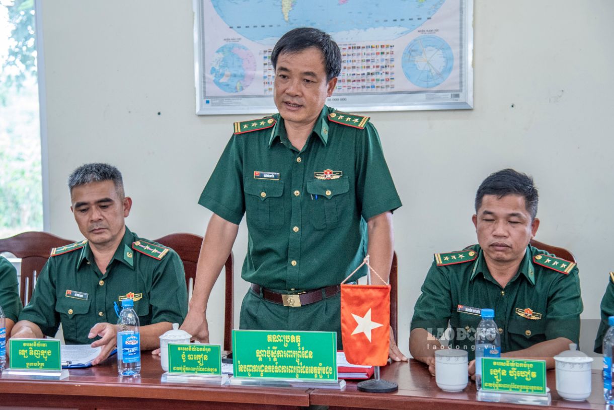 Thượng tá Ngô Bá Quyền, Đồn trưởng Đồn Biên phòng Đắk Lao phát biểu tại buổi hội đàm. Ảnh: Văn Hoàn 