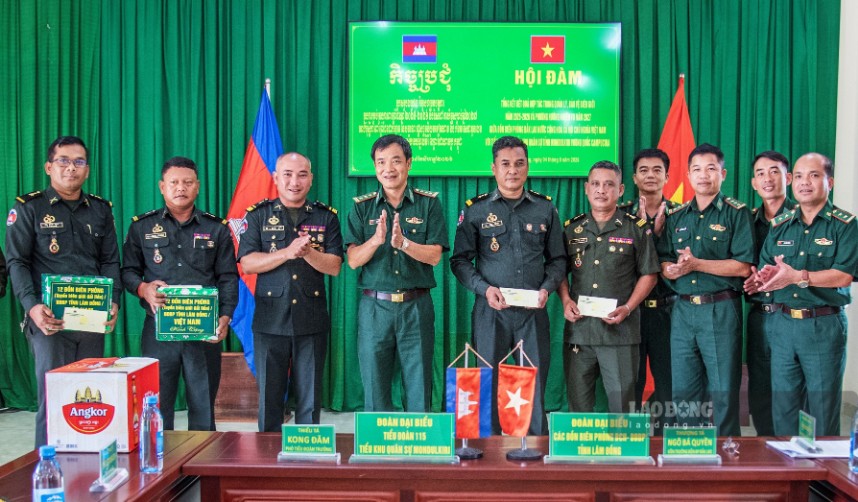 Đoàn đại biểu hai bên tặng quà lưu niệm sau hội đàm. Ảnh: Văn Hoàn 