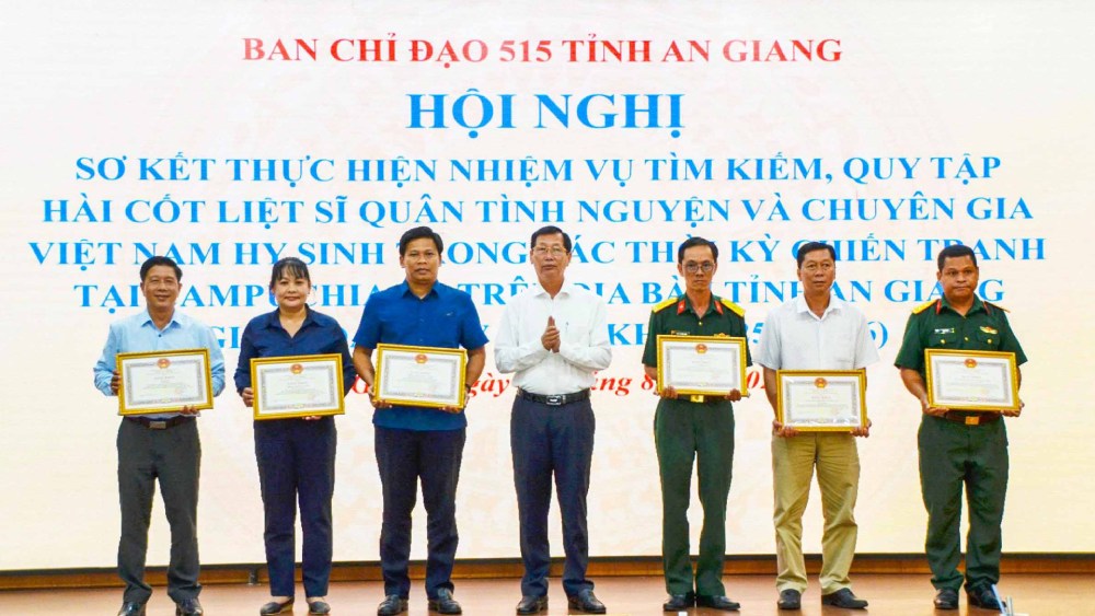 UBND tỉnh An Giang khen thưởng 17 tập thể và 45 cá nhân có thành tích xuất sắc trong thực hiện nhiệm vụ tìm kiếm, quy tập hài cốt liệt sĩ giai đoạn XXV. Ảnh: Phương Vũ