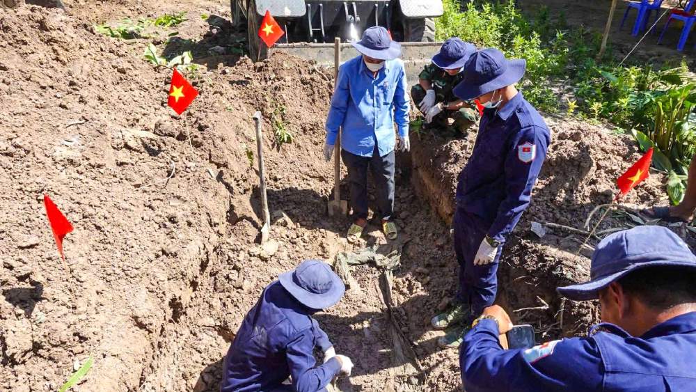 L'équipe K92 recherche les restes de martyrs dans la commune de Kiên Lương. Photo: Phương Vũ/Commandement militaire d'An Giang