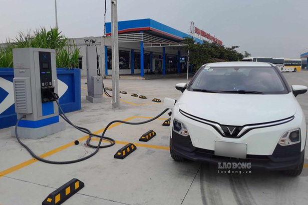 Popular electric cars are becoming the choice of many first-time car buyers. Photo: Xuyen Dong