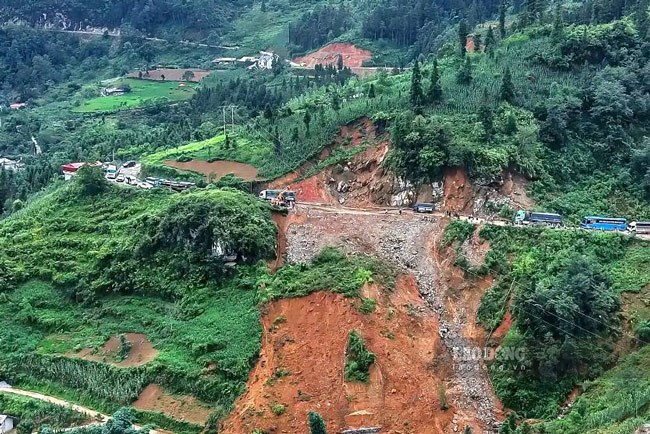 People's travel on National Highway 4E is facing many difficulties because the landslide point has not been completely resolved. Photo: Dinh Dai