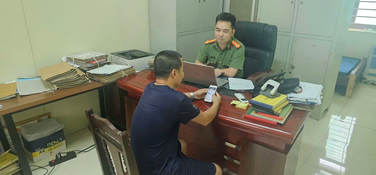 Công an Hưng Yên làm việc với người chia sẻ bài viết có nội dung không đúng trên mạng xã hội. Ảnh: Công an Hưng Yên 