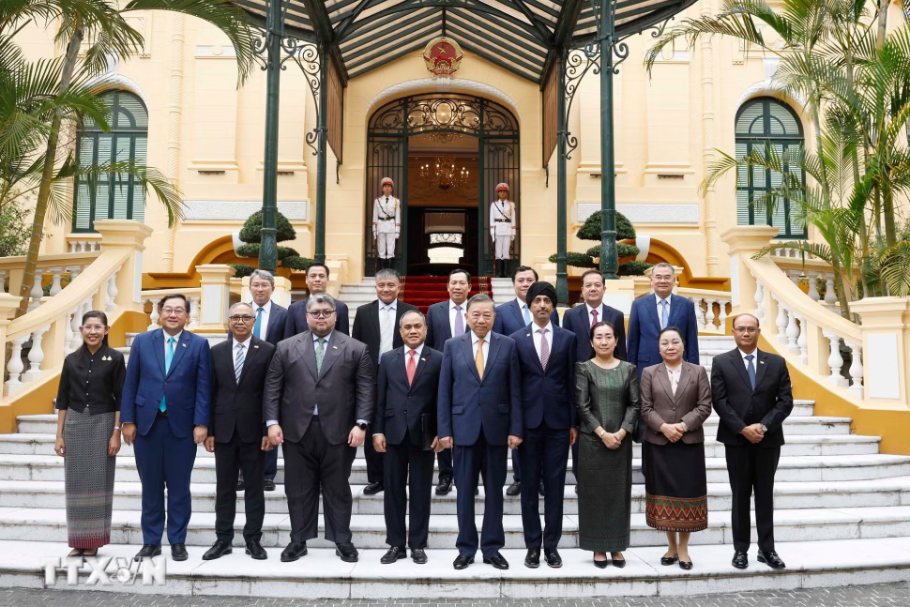 General Secretary and President To Lam affirmed that Vietnam values relations with ASEAN and ASEAN countries. In the photo: General Secretary and President To Lam and Ambassadors and Chargé d'Affaires of ASEAN countries in Hanoi. Photo: VNA