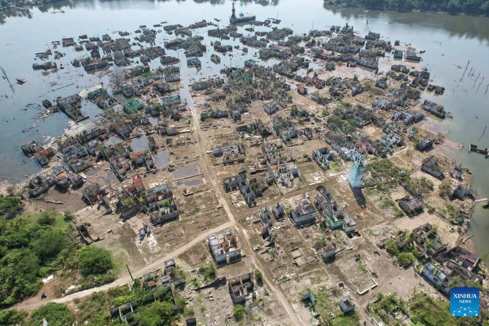 The harsh and prolonged dry season due to the impact of El Nino has caused the reservoir water level in Banten province, Indonesia to drop sharply. Photo: Xinhua