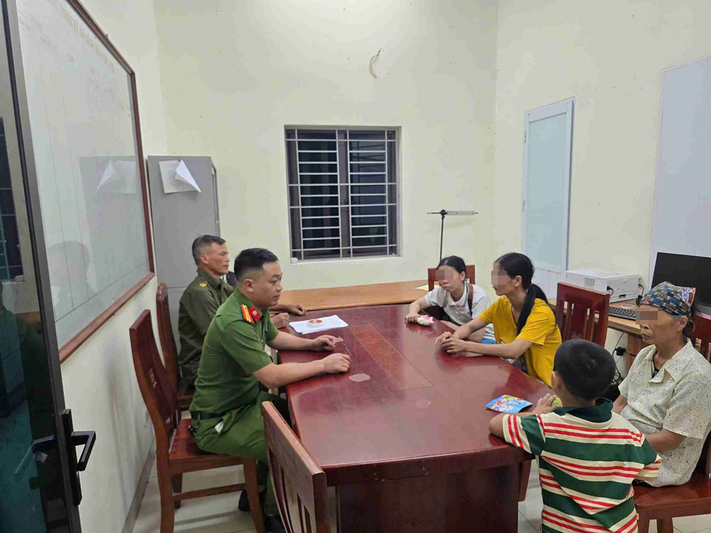 Dien Ha Commune Police found two lost citizens after nearly two days of searching. Photo: Hung Yen Provincial Police