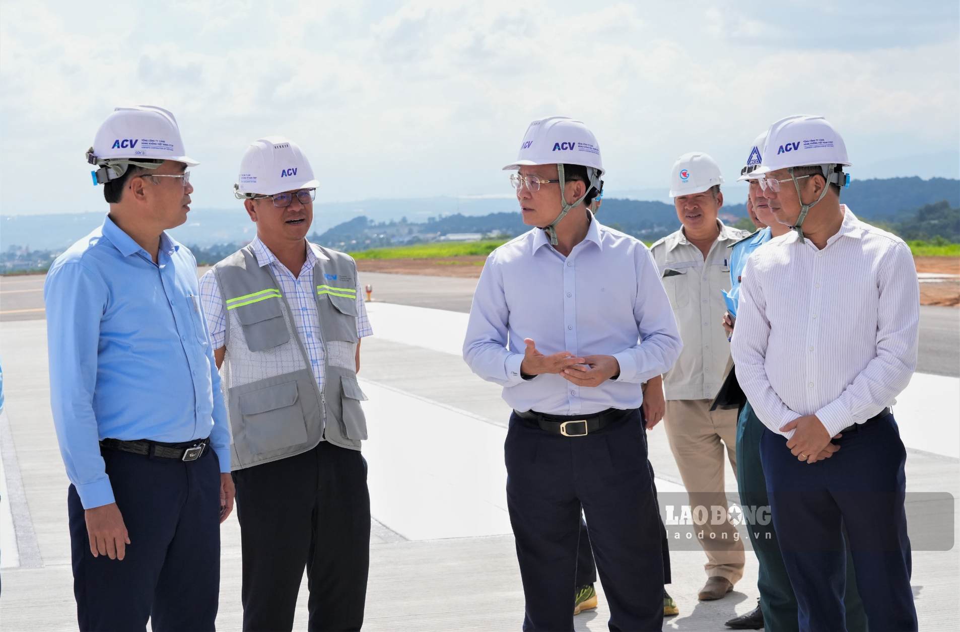 Mr. Ho Van Muoi - Member of the Party Central Committee, Chairman of Lam Dong Provincial People's Committee inspects the construction site of Lien Khuong airport. Photo: Diem Thuong