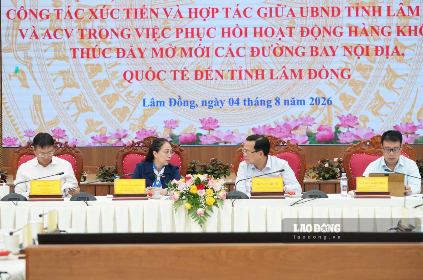 Bà Nguyễn Thị Hồng Phượng - Thành viên Hội đồng quản trị ACV trao đổi với ông Hồ Văn Mười - Chủ tịch UBND tỉnh Lâm Đồng. Ảnh: Thần Hy