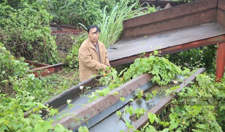 Sau khi tháo dỡ nhà xưởng để cao tốc đi qua, máy móc thiết bị của doanh nghiệp vẫn chưa được thẩm định đền bù, nằm giữa trời và bị hư hỏng nặng. Ảnh: Hưng Thơ