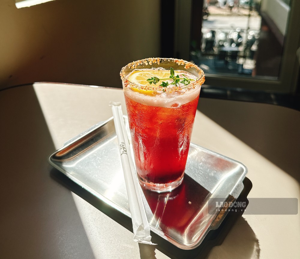The habit of using coffee and tea close to magnesium drinking hours can hinder the body's mineral absorption process. Photo: Tra My