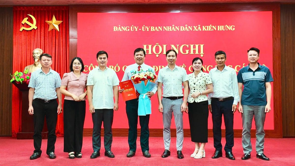 Kien Hung commune announces decisions on personnel work. Photo: Kien Hung commune information, Hai Phong