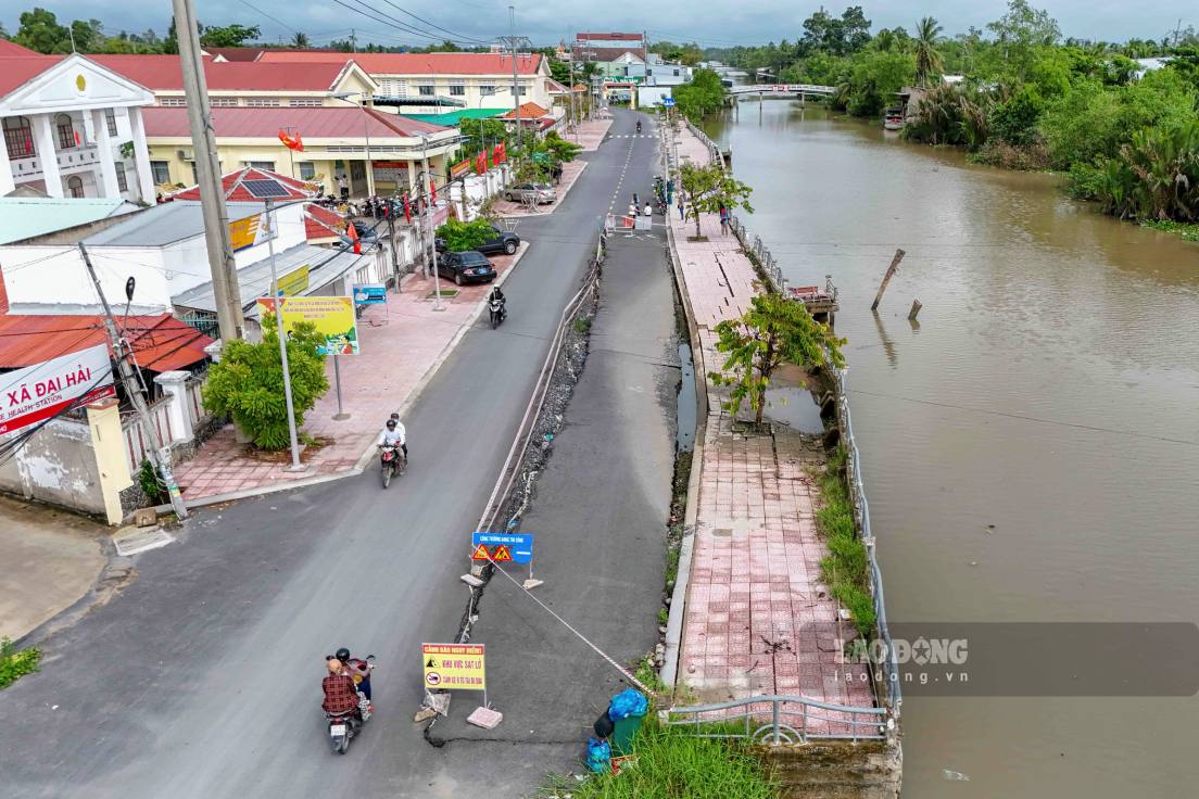 Deep landslides, infrastructure threatened. Photo: Ta Quang