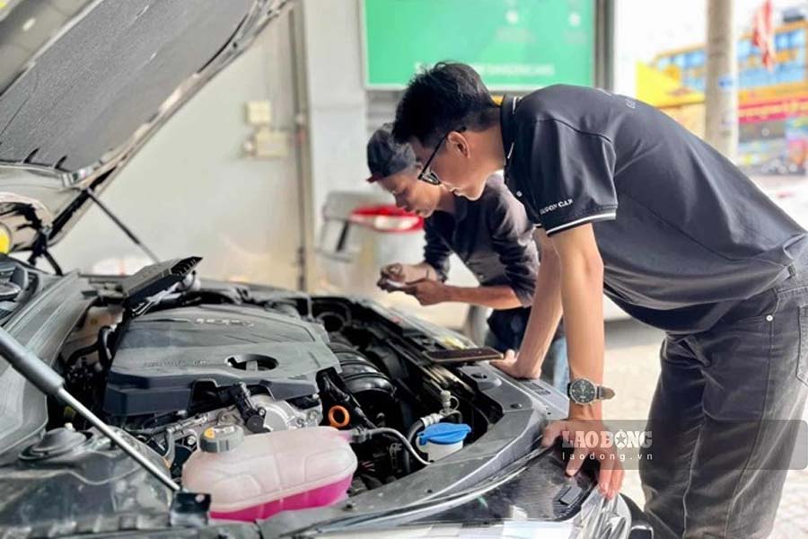 Engine oil can still degrade over time due to oxidation and dehumidification. Photo: Lam Anh