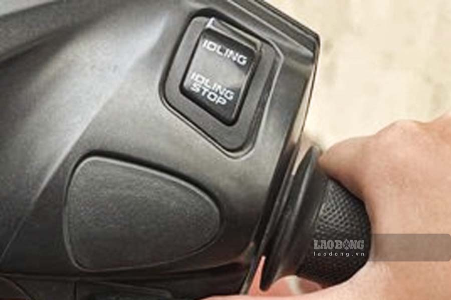 The automatic engine shutdown feature when the car stops helps save fuel but can stop working if the battery malfunctions. Photo: Ngoc Diep