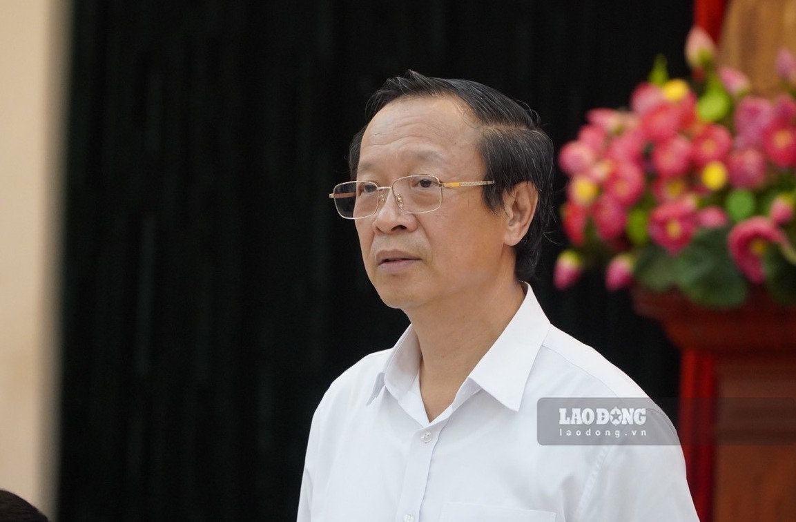 El viceministro de Educación y Formación, Pham Ngoc Thuong, anuncia el plan de tratamiento para los candidatos en el centro de examen de la Escuela Secundaria Especializada Tuyen Quang en el examen de graduación de la escuela secundaria superior de 2026. Foto: Tuong Van