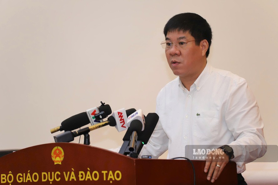 El Sr. Huỳnh Văn Chương - Director del Departamento de Gestión de Calidad, Ministerio de Educación y Formación, habló en la rueda de prensa de la mañana del 5 de agosto. Foto: Tường Vân